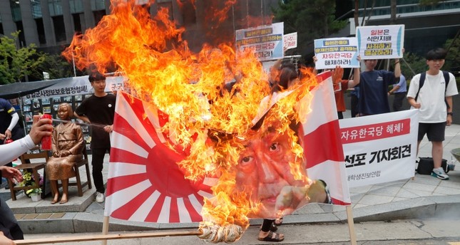 Asia Oriental south-korean-man-sets-himself-on-fire-to