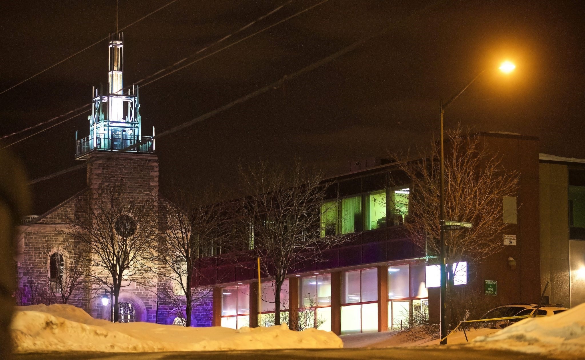 A general view shows the Quebec Islamic Cultural Centre (R) after two gunmen reportedly opened fire, in Quebec City 30 January 2017. (EPA Photo)