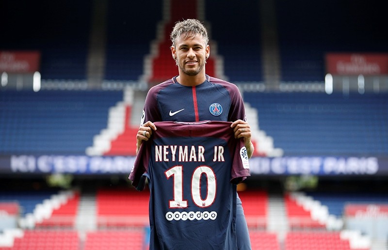 Neymar Jr poses with the club shirt. (REUTERS Photo)
