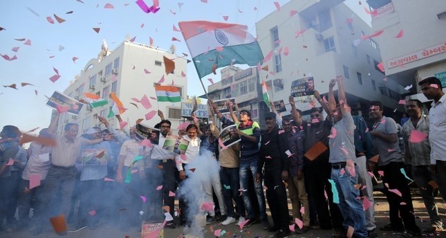هنود يحتفلون بعد قرار باكستان الإفراج عن الطيار الهندي المحتجز لديها رويترز