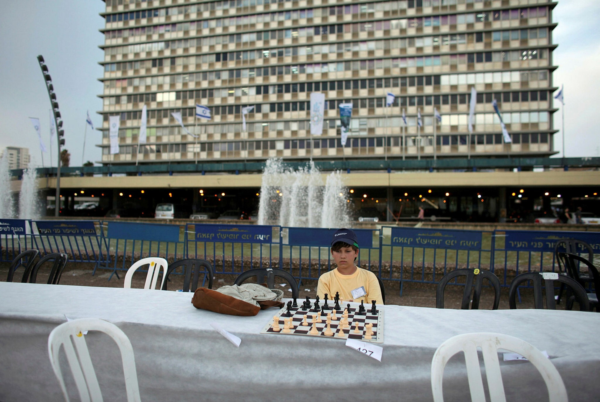 FILE PHOTO: A chess player looks at the board during a game against Israeli grandmaster Alik Gershon at Rabin Square in Tel Aviv, October 21, 2010. (Reuters file photo)