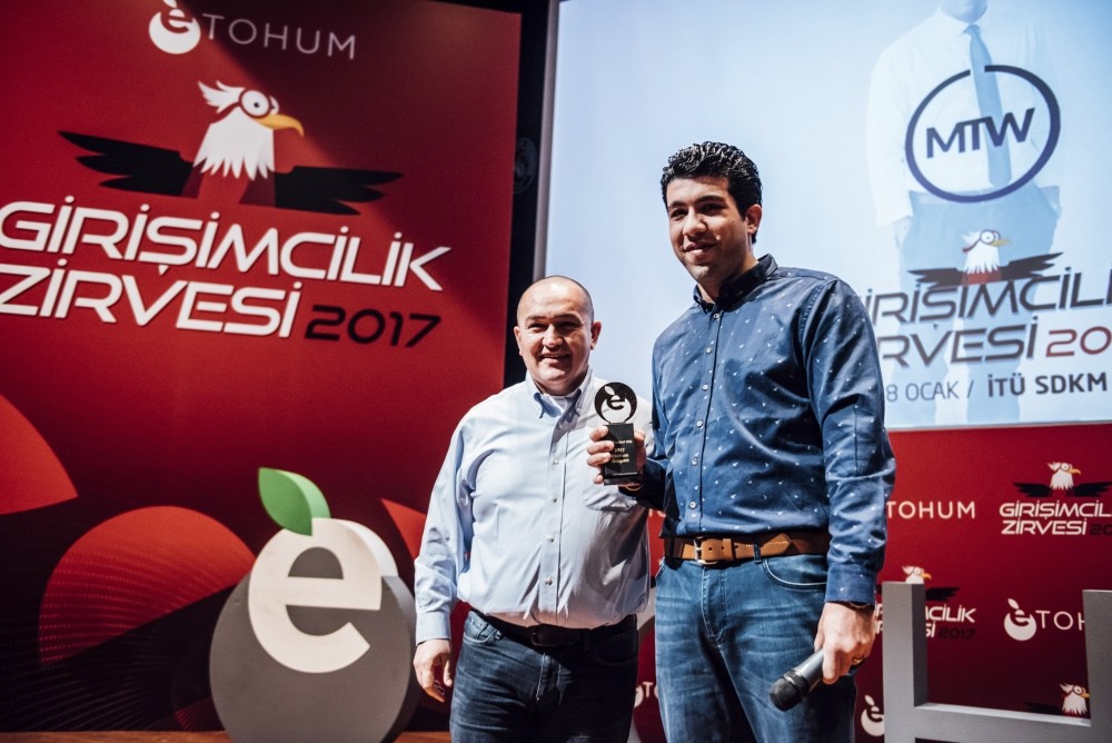 Syrian entrepreneur Ebraheim Shetewy (R) received his prize at Etohum 2017 Summit in Istanbul.