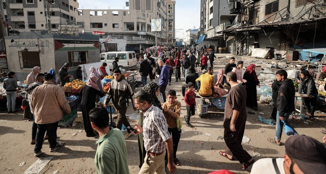 فلسطينيون يتجولون في أحد أسواق قطاع غزة خلال الهدنة صورة: الأناضول