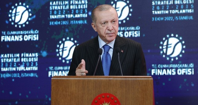 الرئيس التركي رجب طيب أردوغان أثناء كلمة له خلال مشاركته في الاجتماع التعريفي لـوثيقة التمويل التشاركي الإستراتيجي، في إسطنبول الأناضول