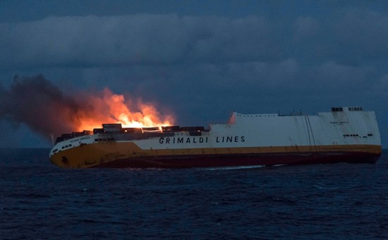 France Braces For 10 Kilometer Oil Slick From Sunken Ship In