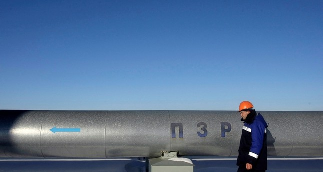 عامل يسير جانب خط لنقل الغاز الروسي إلى أوروبا رويترز