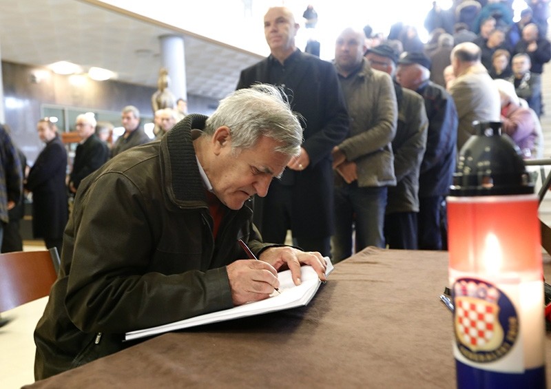 Slobodan Praljak's fans write into the condolence book during the commemoration event at the Vatroslav Lisinski concert hall in Zagreb, Croatia, Dec. 11, 2017. (EPA Photo)