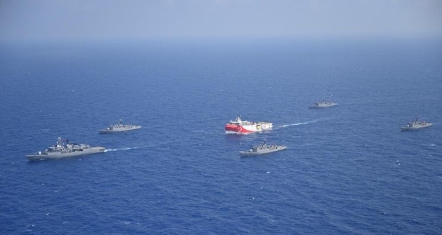 سفن حربية تركية ترافق سفينة الأبحاث واليحث السيزمي أوروتش رئيس أثناء تنفيذ مهامها شرقي المتوسط