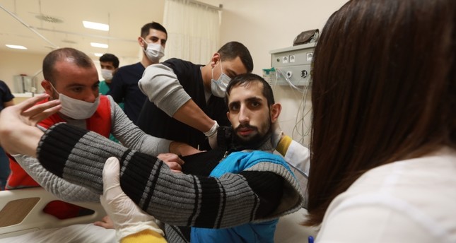 فريق الهلال الأحمر التركي يعتني بالشاب السوري المعاق الأناضول
