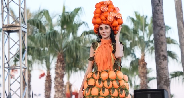 في عرض للأزياء الذي أقيم كجزء من مهرجان الحمضيات الدولي الثامن في مرسين، تم عرض ملابس مطرزة بزخارف الحمضيات الأناضول