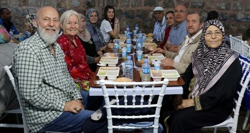الجالية اليهودية في تركيا تقيم إفطاراً رمضانيا لجيرانهم المسلمين