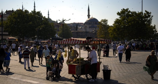 بائع متجول في حي أمينونو في إسطنبول، تركيا، 23-8-2023. صورة: AP