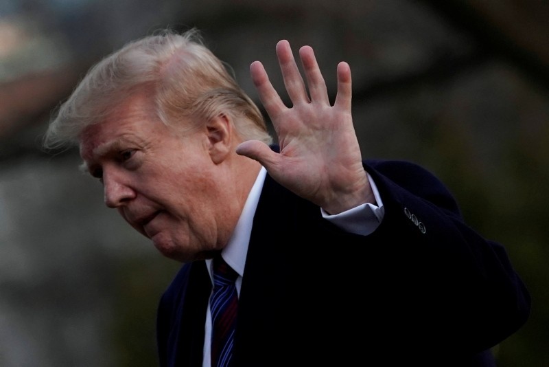 U.S. President Donald Trump waves to the media as he returns to the White House in Washington, U.S., after an annual physical test at the Walter Reed National Military Medical Center in Bethesda, Maryland, February 8, 2019. (Reuters Photo)