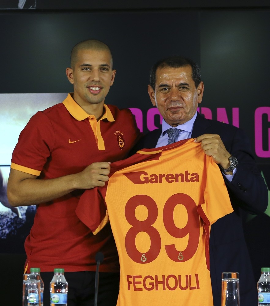 Galatasaray's new signing Feghouli poses with Chairman Dursun u00d6zbek.