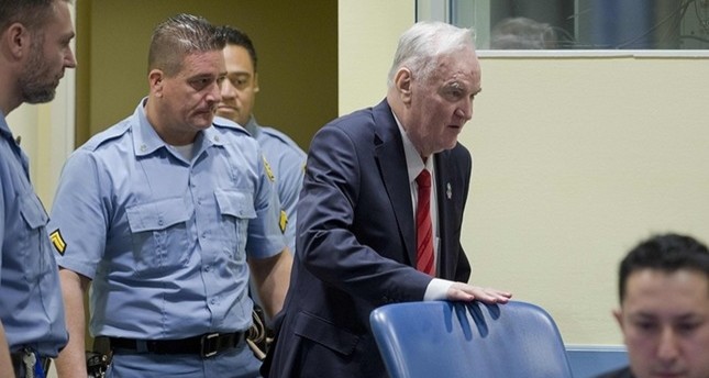 سفاح البوسمة راتكو ملاديتش أثناء دخوله قاعة المحكمة  EPA