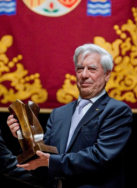 Peru's Nobel-winning author Mario Vargas Llosa poses for the media after receiving the 'Libertad de Expresion y los Valores Humanos' (Freedom of Speech Defence and Human Values) Prize, in Cadiz, Andalusia, November 10, 2010. (EPA Photo)