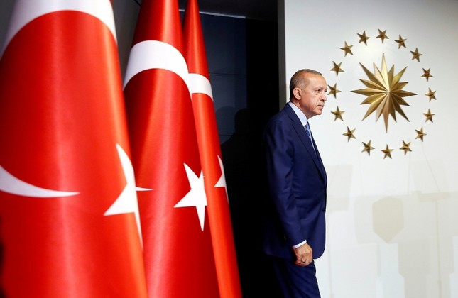 President Erdoğan walks to the stage in Huber Mansion, Istanbul, June 24, 2018 (Reuters Photo)