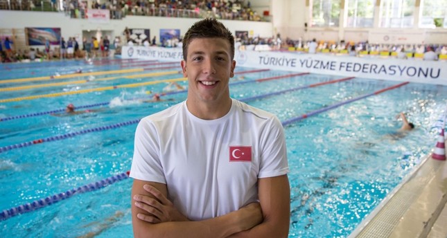 السبّاح التركي إمره ساكتشي الفائز بالميدالية الفضية في البطولة الأوروبية للسباحة القصيرة في سباق 50 مترا