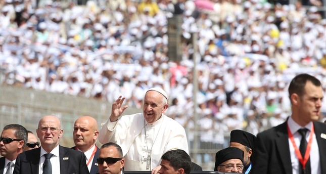 آلاف الأشخاص يتوافدون إلى إستاد في القاهرة لحضور قداس البابا فرنسيس