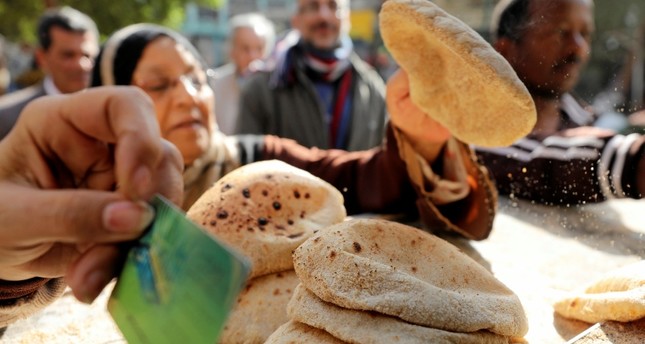 السيسي يعلن نيته زيادة سعر رغيف الخبز المدعوم في مصر