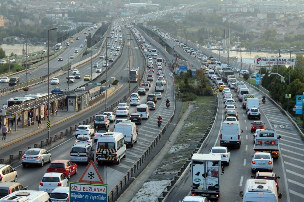 Around 14,000 school minibuses flooded Istanbul's streets yesterday, creating serious traffic early in the morning. 