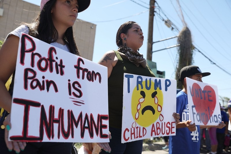 People protest the separation of children from their parents in front of the El Paso Processing Center, an immigration detention facility, at the Mexican border on June 19, 2018. (AFP Photo) 