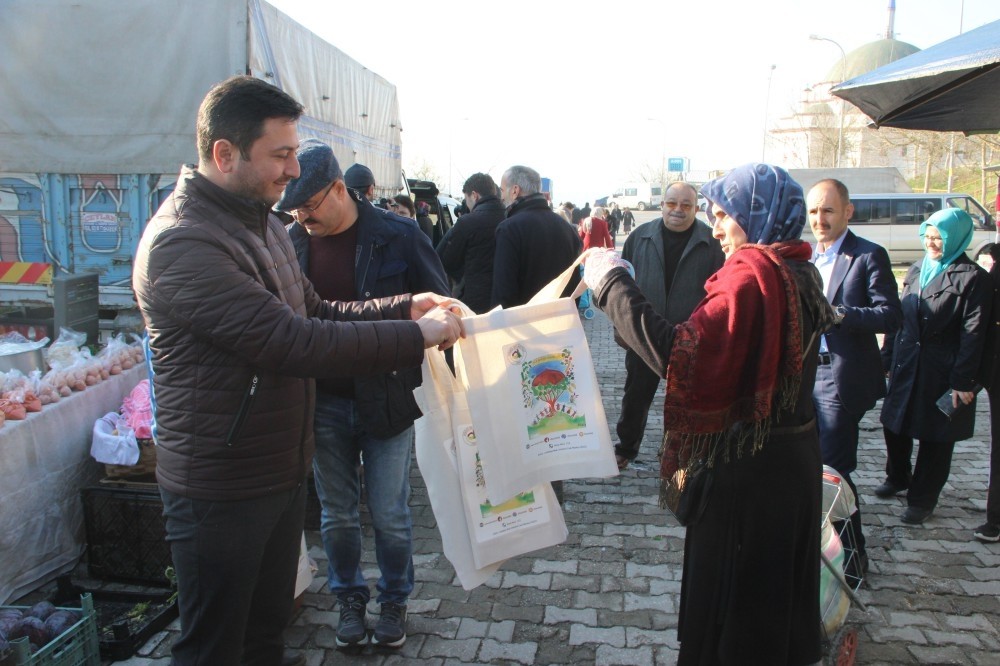 Municipality officials distribute canvas bags to citizens in the northern city of Du00fczce on Dec. 9. Plastic bags will be sold for TL 0.25 and citizens are encouraged to use environment-friendly bags for shopping.
