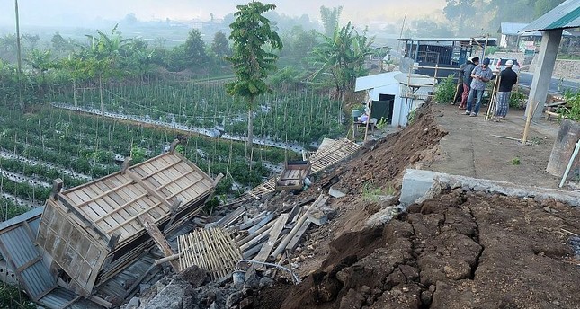 زلزال بقوة 7 درجات يضرب جزيرة إندونيسية والسلطات تحذر من تسونامي