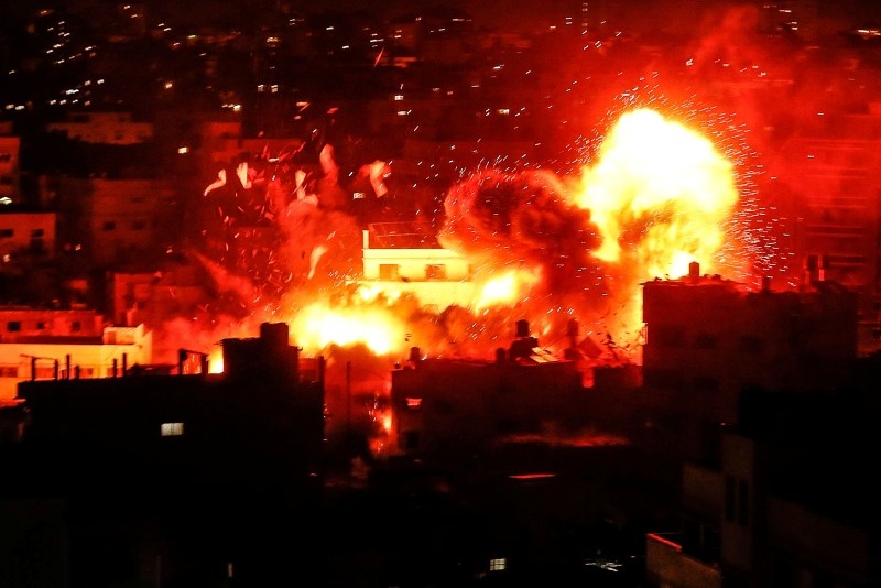 This Nov. 12, 2018 photo shows a ball of fire above the building housing the Hamas-run television station al-Aqsa TV in the Gaza Strip during an Israeli airstrike (AFP Photo).