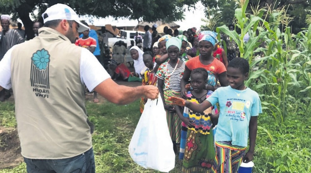 Volunteers of Aziz Mahmud Hu00fcdayi Foundation deliver aid in Ghana in 2017 Eid al-Adha campaign. The foundation will reach out to more than 40 countries in this year's campaign.