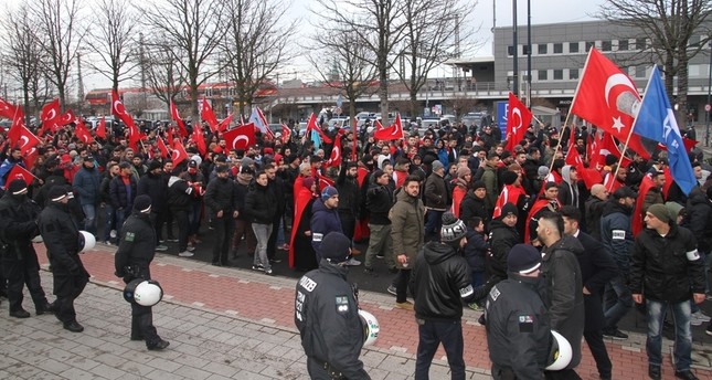 مئات الأتراك ينظمون في ألمانيا مسيرة معاً ضد الإرهاب