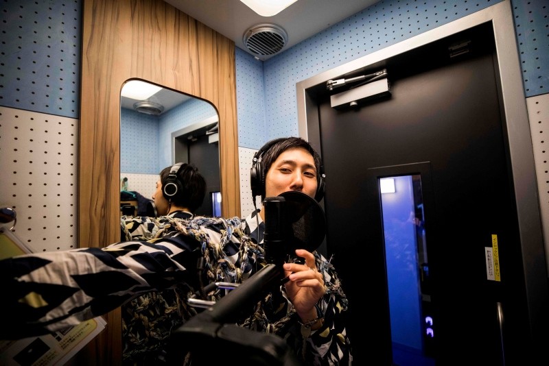 In this photo taken on September 26, 2018, 33-year-old Japanese man Masaki Kitakoga sings alone in a tiny booth at a karaoke parlor in Tokyo. (AFP Photo)
