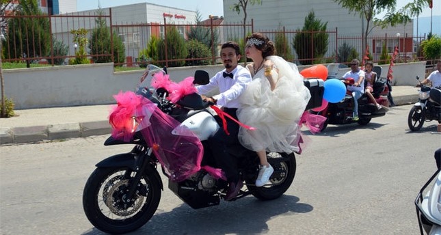 تركيا.. دراجة نارية للزفاف بدلاً من السيارات التقليدية