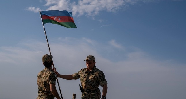 جنود أذربيجانيون يرفعون علم بلادهم فوق قره باغ SABAH