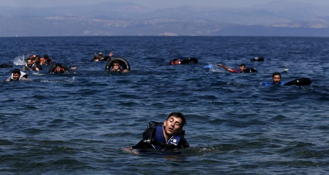 مصرع 4 لاجئين وإنقاذ 15 آخرين بعد 17 ساعة من غرق مركبهم في بحر إيجه