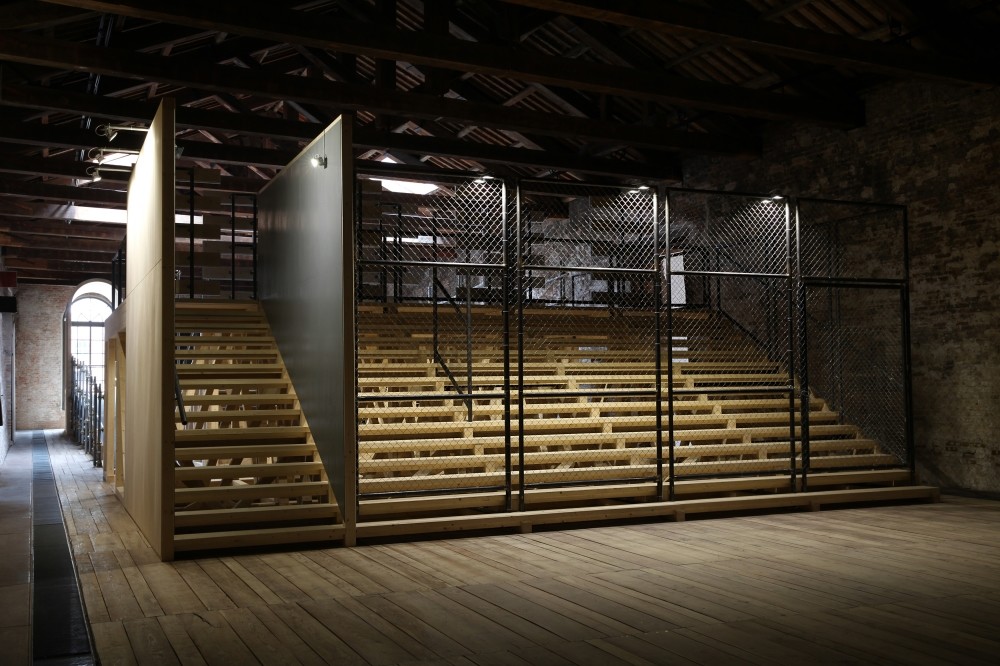 Installation is divided into 2 main areas with both physical & audio characteristics. While the fau00e7ade can be accessed by ladders and ramps, the guest tribune is a locked area representing a public space that is visible yet inaccessible and unusable