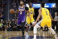 Lakers center Davis dribbles the ball against the Golden State Warriors during an NBA game, Feb.8, 2020. (AFP Photo)