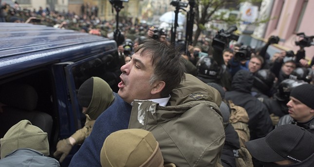 ساكشفيلي خلال اعتقاله من قبل الشرطة الأوكرانية في كييف أسوشييتد برس