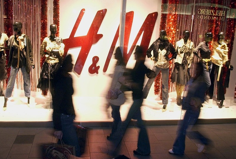 H&M apologizes after 'monkey' hoodie ad draws ire for being racist ...