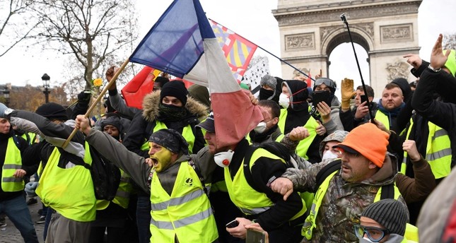 باريس تحقق في نشاط حسابات إلكترونية مزيفة تضخم حركة الاحتجاج