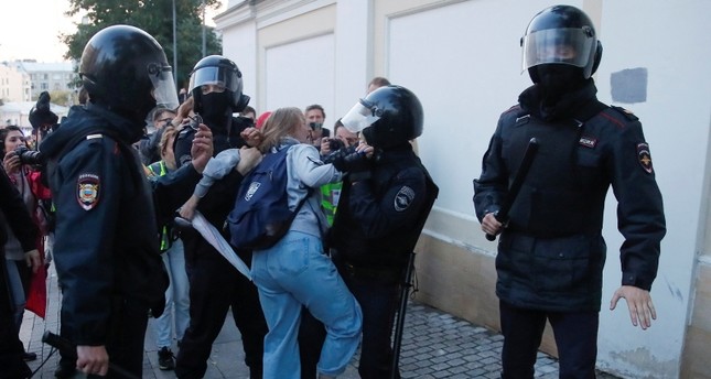 رجال شرطة روس يعترضون المتظاهرين في موسكو السبت رويترز
