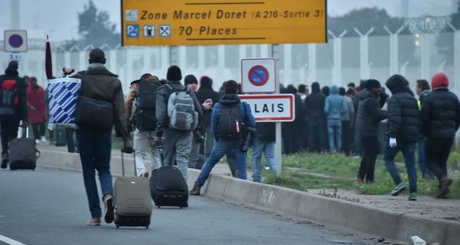 السلطات الفرنسية تبدأ إخلاء مخيم كاليه
