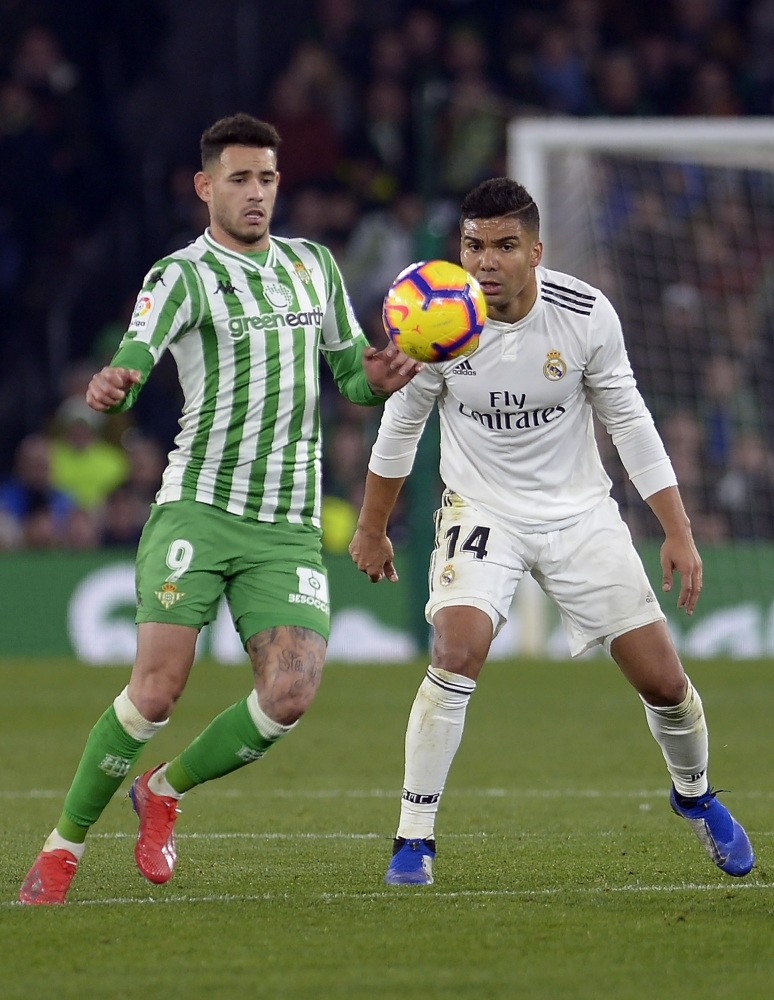 Real Madridu2019s Casemiro (R) vies with Real Betisu2019 Paraguayan forward Arnaldo Tonny Sanabria during the Spanish League match between Real Betis and Real Madrid CF at the Benito Villamarin stadium in Seville on Jan. 13, 2019.