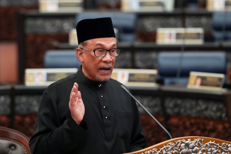 Malaysian politician Anwar Ibrahim swears in as a lawmaker at the parliament in Kuala Lumpur, Monday, Oct. 15, 2018. (EPA Photo)