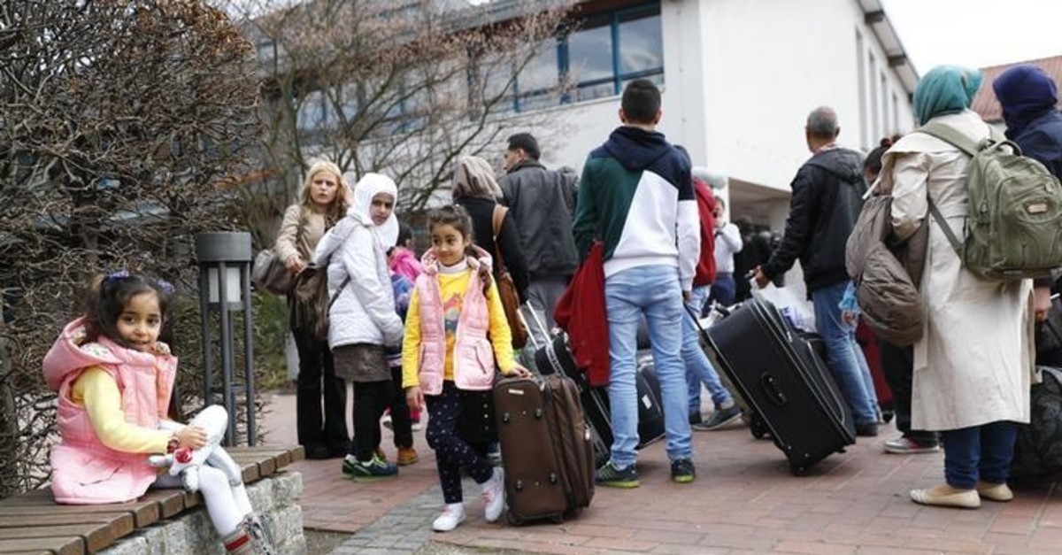 Syrian refugees arrive at the camp for refugees and migrants in Friedland, Germany April 4, 2016 (Reuters Photo)