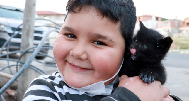 طفل تركي مع قطته السوداء المفضلة الأناضول