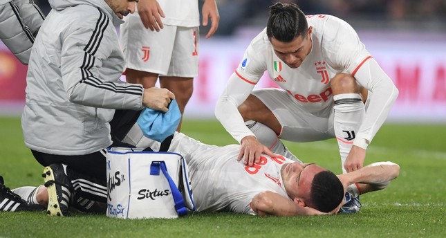كرة القدم التركي ميريح ديميرال يتلقى العلاج بعد إضابته REUTERS