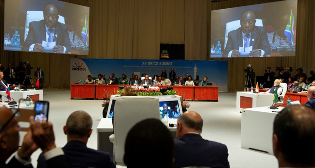رئيس جنوب إفريقيا سيريل رامافوزا يتحدث في قمة مجموعة بريكس في جوهانسبرغ بجنوب إفريقيا، 23-8-2023 صورة: رويترز