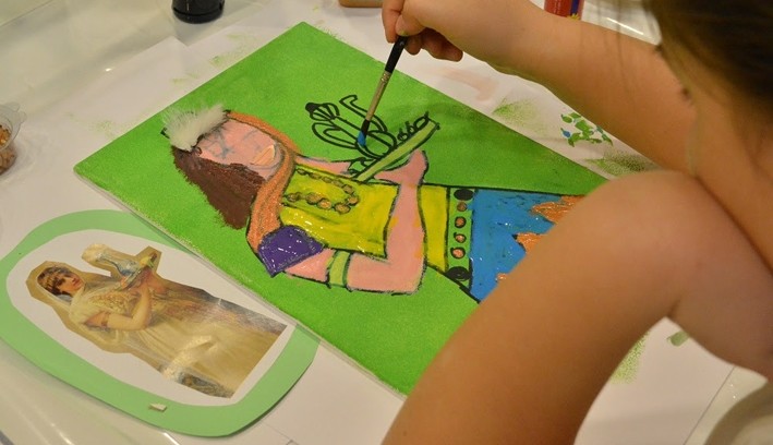 Children will create different projects with various materials from canvas to acrylic paint, dough to spatula, brushes to clothing and with different techniques.