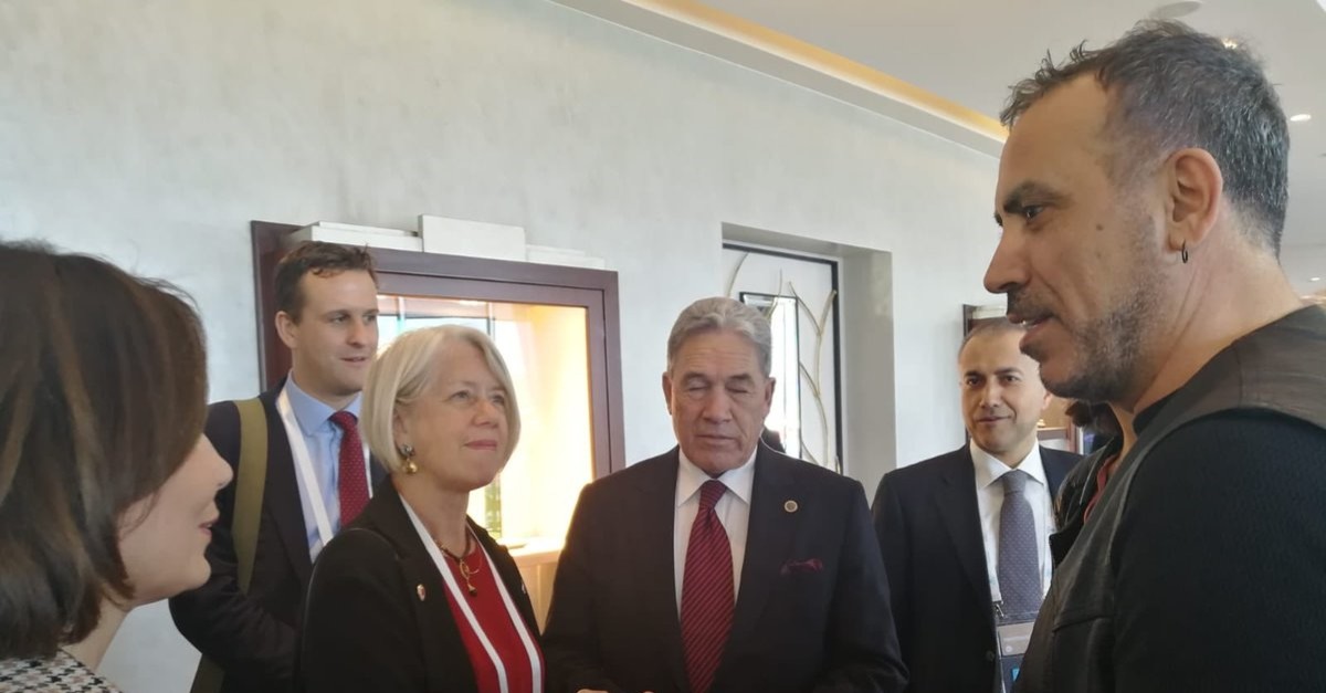 Haluk Levent speaks with New Zealand's Ambassador to Turkey Wendy Hinton and Deputy Prime Minister Winston Peters in Istanbul (@Haluk_Levent Twitter Photo)